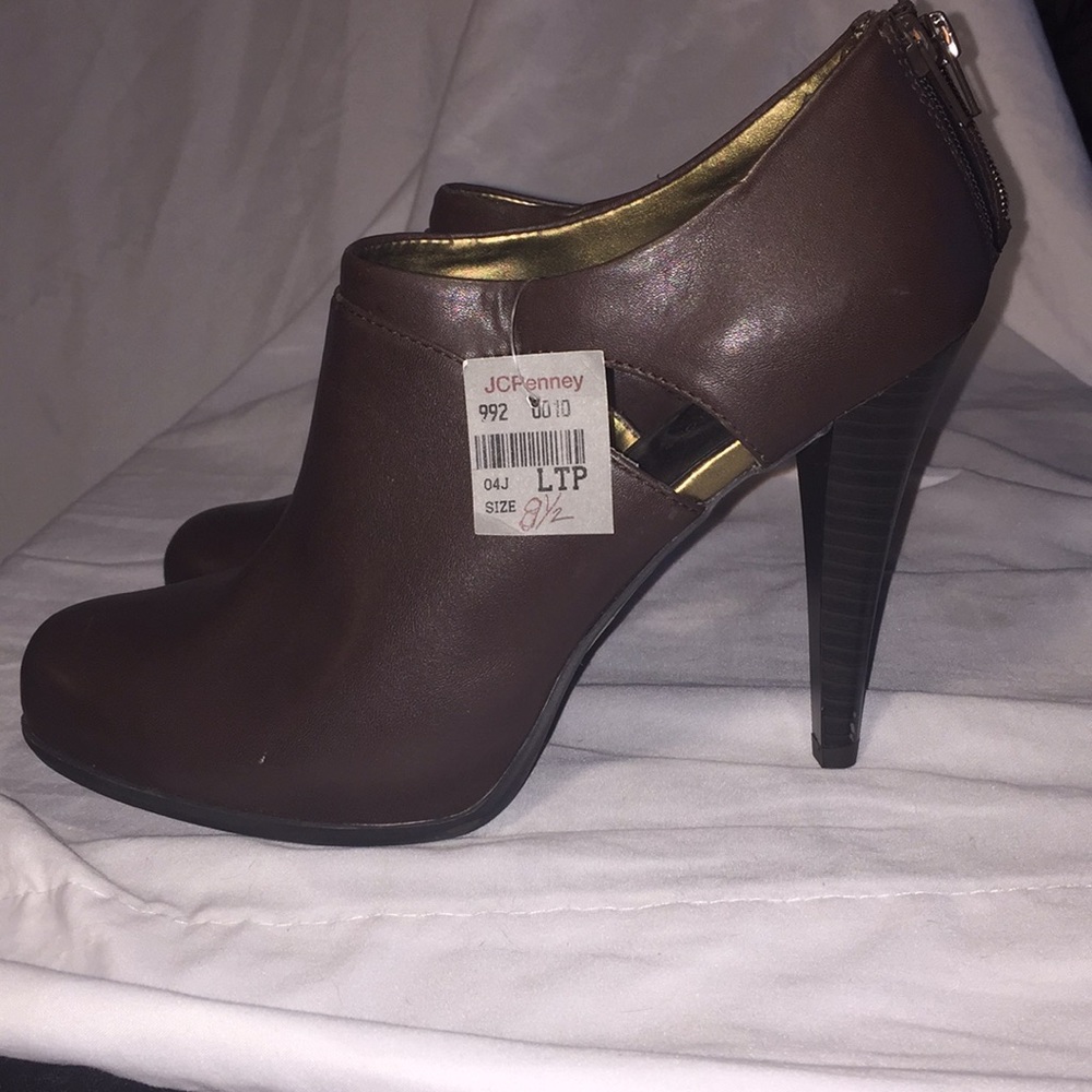 NWT brown worthington booties